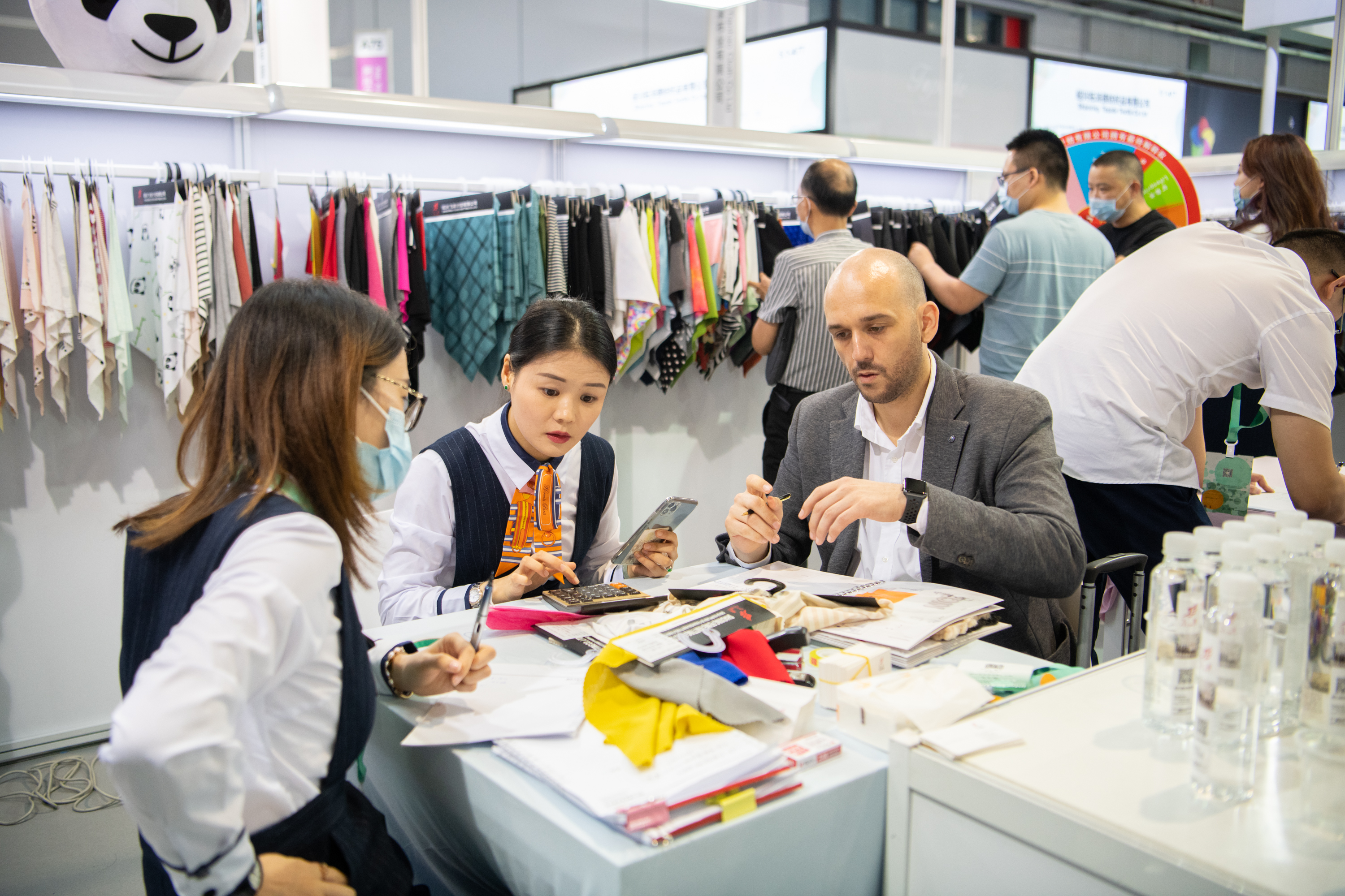 Business-interaction-and-buyers-11