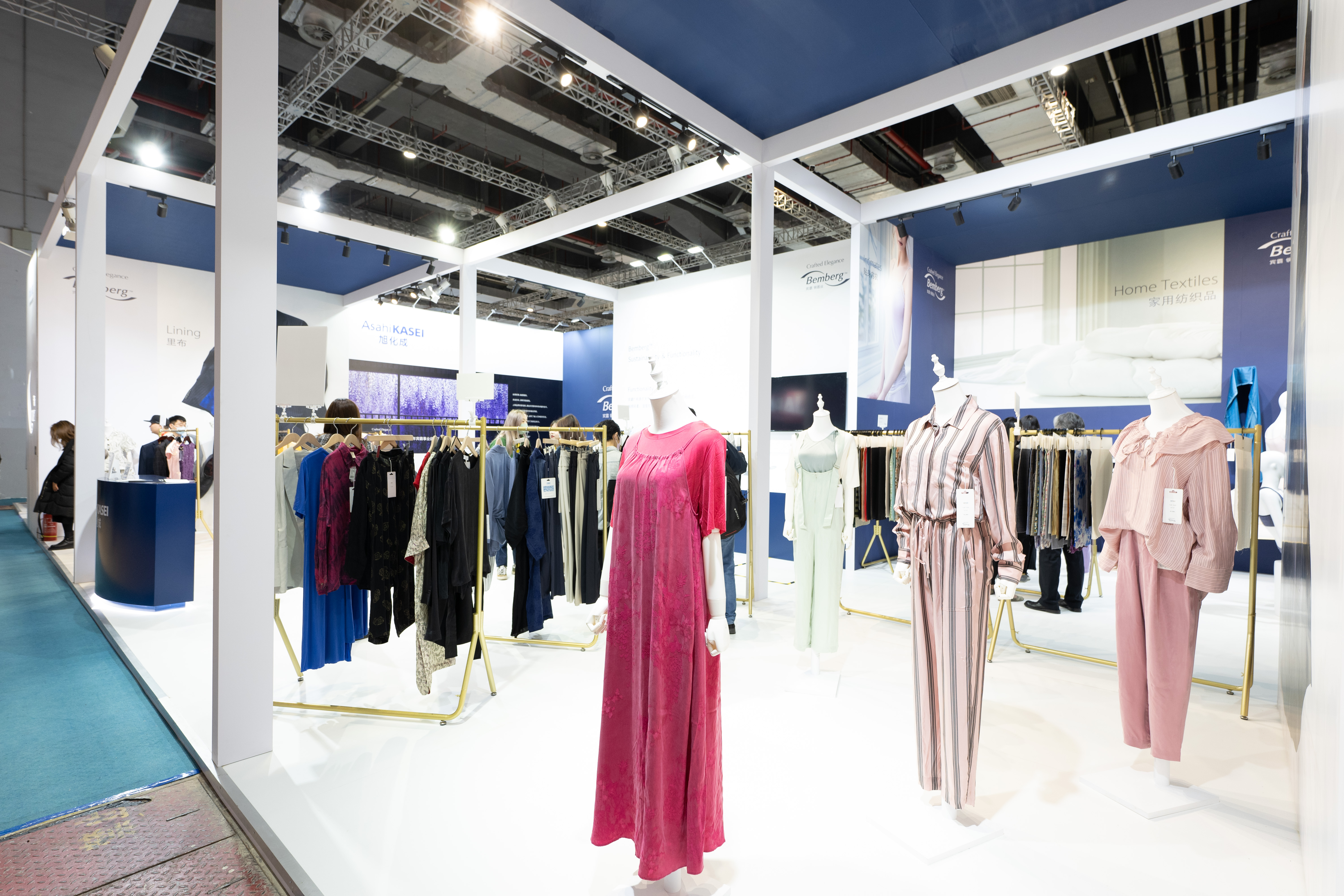 Intertextile shanghai hometextile. Intertextile shanghai hometextile. Выставка текстиль 2024. Выставка тканей в китае. Экспозиция текстиля подвесная.